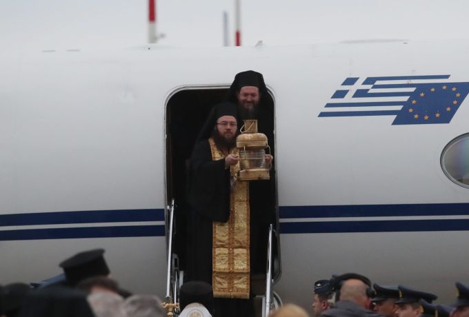 Έφτασε στην Αθήνα το Άγιο Φως – Υποδοχή με τιμές αρχηγού κράτους